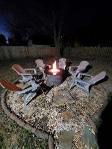 罗利Time To Relax in Raleigh的一群椅子在晚上火坑周围