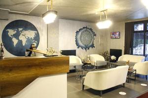 安卡拉Cadde 7 Otel的配有桌椅和世界壁画的房间