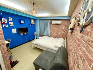 台中市逢甲普罗旺斯的一间卧室设有一张床和蓝色的墙壁