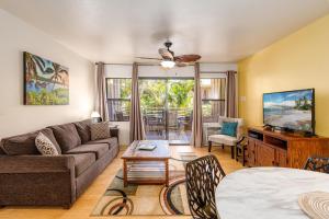 基黑Kihei Bay Vista B-102, Beautifully renovated, AC!的客厅配有沙发和桌子