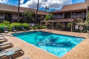 基黑Kihei Bay Vista B-102, Beautifully renovated, AC!的一个带椅子的游泳池以及一座房子