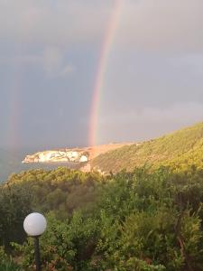 圣尼科拉Perla Marina的俯瞰海景的山丘上的彩虹
