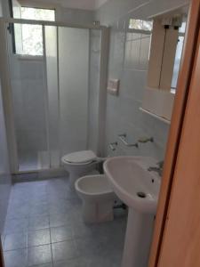圣尼科拉Perla Marina的白色浴室设有2个卫生间和水槽