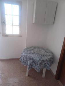 圣尼科拉Perla Marina的一张桌子,上面有桌布