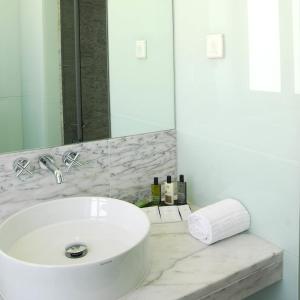 里斯本热罗尼姆斯8号酒店的白色的浴室设有水槽和镜子