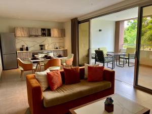 威廉斯塔德Xanadu Apartments at Blue Bay Golf & Beach Resort的带沙发的客厅和厨房