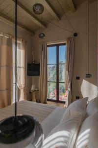 蒙蒂尼奥索Tenuta Zamparina的一间卧室设有一张床和一个大窗户