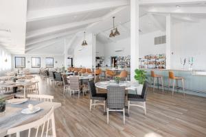 纳瓦拉纳瓦拉海滩万豪春季山丘套房酒店 的一间带桌椅的餐厅和一间酒吧