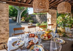 谢瓦布朗克Domaine de Valloncourt的餐桌,带餐盘和酒杯