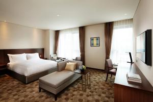 蔚山LOTTE City Hotel Ulsan的酒店客房设有床和客厅。