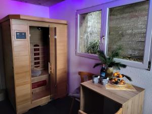 GrinzensBergbauernhof-Grinzens的一间拥有紫色墙壁的客房和一张带电视的桌子