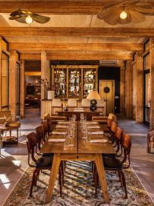 Big IndianEastwind Hotel Oliverea Valley的用餐室配有大型木桌和椅子