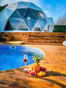 萨潘贾Astral WORLD的一杯葡萄酒和水果,在游泳池畔