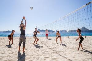 卡波圣卢卡斯Riu Santa Fe - All Inclusive的一群人在沙滩上打排球