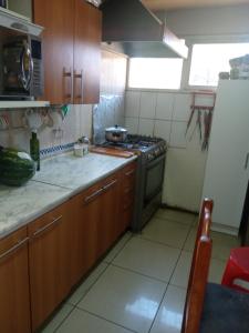 拉塞雷纳Habitación casa familia的厨房配有炉灶和冰箱。
