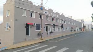 Telêmaco BorbaHotel Dalcol Economic的街道边的白色建筑