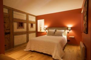 利克维Cour de Dinzheim的一间卧室配有一张橙色墙壁的床