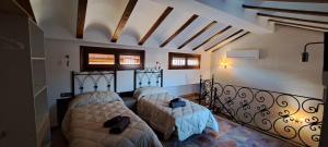 哈恩CASITA ROCIO的一间卧室设有两张床和一个扶手