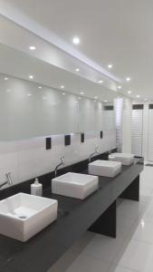 Telêmaco BorbaHotel Dalcol Economic的一间带三个水槽和大镜子的浴室