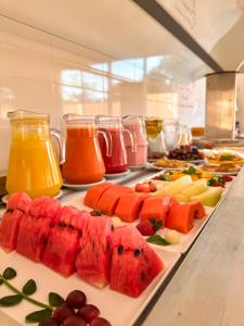 雅瓜里乌纳Hotel Stelati的自助餐,水果和蔬菜在餐桌上