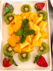 雅瓜里乌纳Hotel Stelati的果盘,果 ⁇ 猴桃, ⁇ 猴桃和草莓