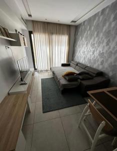 卡萨布兰卡Tazi studio 2的客厅配有床和桌子