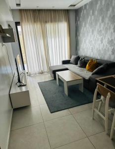 卡萨布兰卡Tazi studio 2的客厅配有沙发和桌子