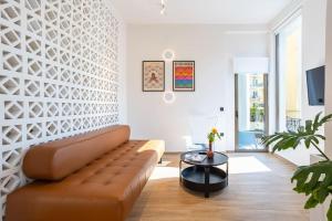 卡拉马塔Central Gem - Kalamata Exclusive Loft16的客厅配有棕色沙发和桌子