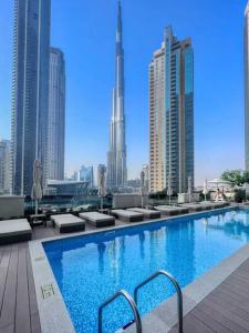 迪拜Burj Khalifa view - Modern 1BDR apartment的大楼屋顶上的大型游泳池