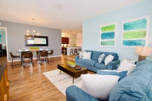 奥兰多Vista Cay Luxury 4 bedroom condo (#3117)的客厅配有蓝色的沙发和桌子