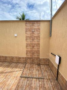 里约热内卢Casa linda em Campo Grande rj的一间空房间,设有砖墙和木地板