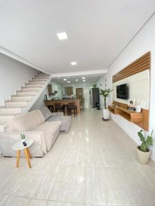 里约热内卢Casa linda em Campo Grande rj的带沙发和楼梯的客厅