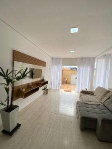 里约热内卢Casa linda em Campo Grande rj的带沙发和大镜子的客厅
