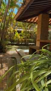CamassariItacimirim Villas da Praia的花园内种有长凳和植物的庭院