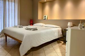 米斯泰尔比安科Casa Cavour的一间卧室配有一张带白色床单的大床