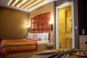埃尔祖鲁姆扎德酒店的酒店客房带两张床和一间浴室