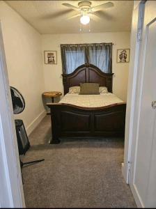 西摩The Bungalow的一间卧室配有一张床和吊扇