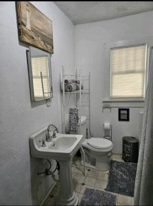 西摩The Bungalow的白色的浴室设有水槽和卫生间。