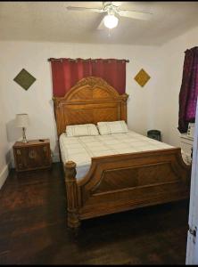 西摩The Bungalow的一间卧室配有一张带红色窗帘的大型木床