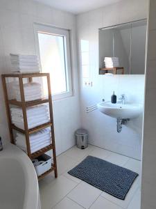 阿勒斯贝格Haus Seeblick的白色的浴室设有水槽和镜子