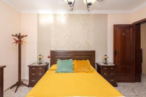 阿格特Lightbooking Janeth Agaete的一间卧室配有黄色的床和2个梳妆台