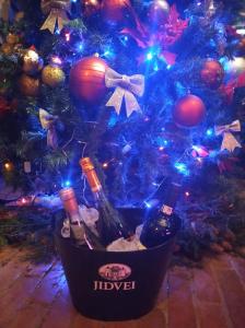 坎普朗莫道尼斯Casa Domnească Rarau的圣诞树和两瓶葡萄酒