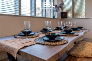 切斯特Stunning 4 bedroom home的一张长木桌子,上面有玻璃杯和盘子