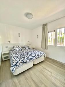 科斯塔卡玛Sofia23的白色的卧室设有床和窗户