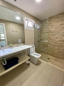 科斯塔卡玛Sofia23的浴室配有卫生间、盥洗盆和淋浴。