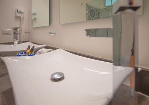 图卢姆La Bella Vita Tulum的白色的浴室设有水槽和镜子