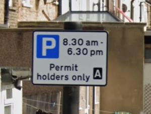 伦敦StayEasy En-Suite London的街道上一根杆上的停车标志