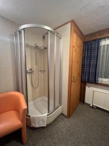 萨斯Romantic Room with private bathroom的一间客房内的玻璃淋浴间