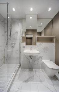 阿尔弗斯顿Lonsdale House Luxury Apartments的一间带水槽、卫生间和淋浴的浴室