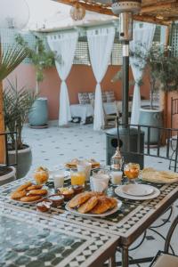 马拉喀什Riad Dar Coram的一张桌子,上面有早餐食品和饮料